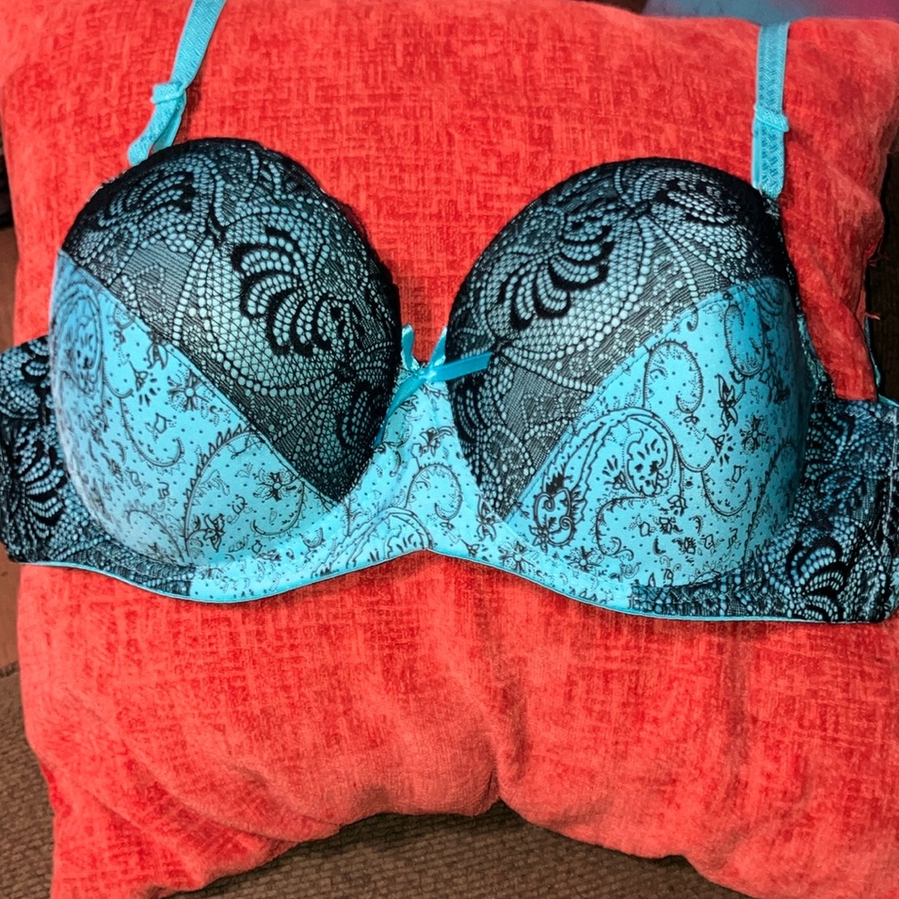 Bright blue and black fits like a 38D not sure of the brand. NEW WITHOUT TAGS